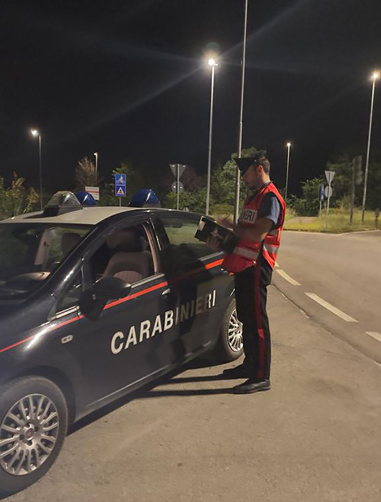 Dorme in mezzo alla strada e in caserma consegna un taglierino: denunciato